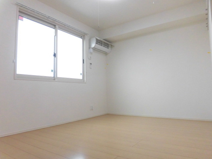 スリー・スター Ⅳ号館 Ａの内装|北側居室にもエアコンついてますよ☆