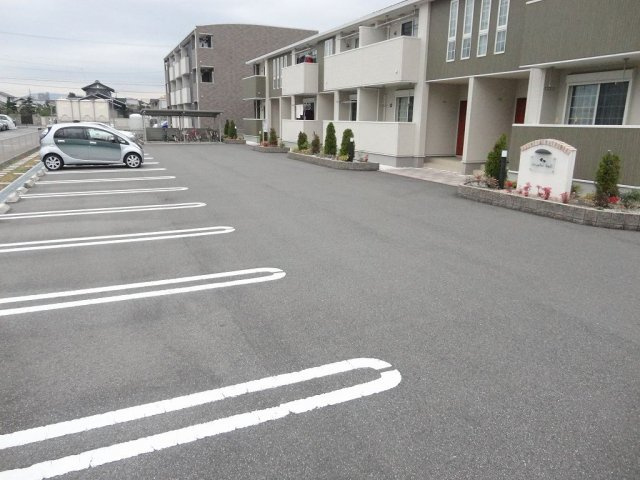 クリスタルベルの駐車場