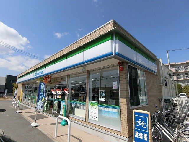 クリスタルベルの周辺|ファミリーマートソフトピア南店まで230m