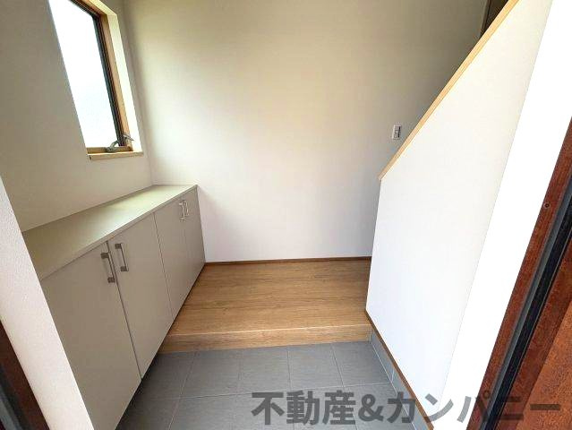 水泥町新築戸建　ONO新築建売の玄関|明るい玄関です