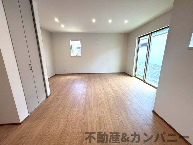 水泥町新築戸建　ONO新築建売の居間・リビング|キッチンからみたリビングです