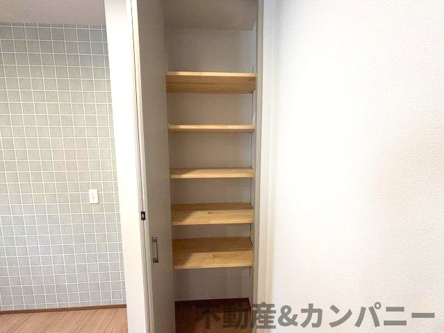 水泥町新築戸建　ONO新築建売の収納|キッチン背面横には収納スペースがあります