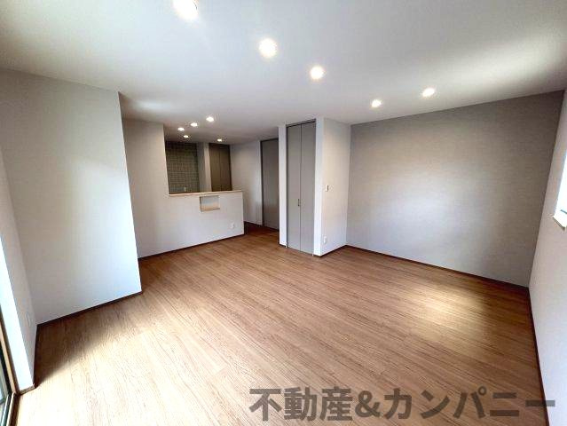 水泥町新築戸建　ONO新築建売の居間・リビング|ゆったり過ごせるリビングです