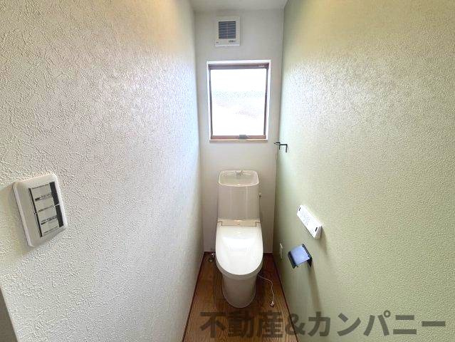 水泥町新築戸建　ONO新築建売のトイレ|アクセントクロスがきれいなトイレです