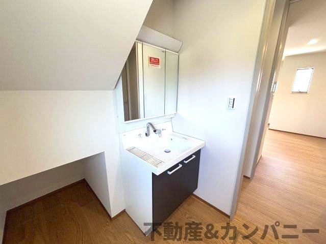 水泥町新築戸建　ONO新築建売の独立洗面台|独立洗面台、朝の身支度には欠かせません