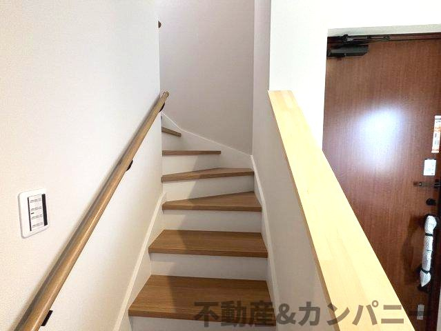 水泥町新築戸建　ONO新築建売のその他|手すり付き階段です
