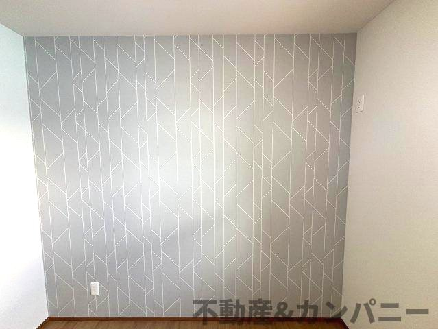 水泥町新築戸建　ONO新築建売の内装|アクセントクロスがきれいです