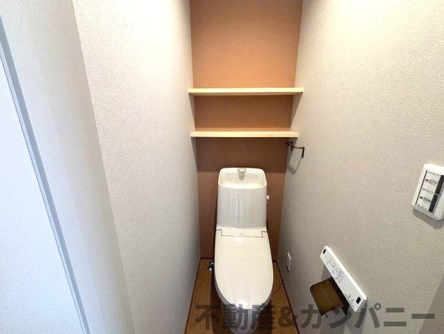 水泥町新築戸建　ONO新築建売のトイレ|背面収納付きのトイレです