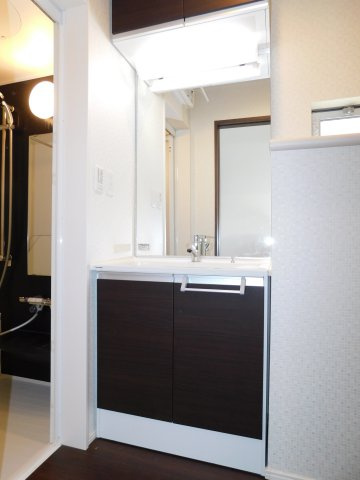 名古屋市中川区八熊２丁目の中古一戸建の独立洗面台|◇洗面室◇　吊収納付き