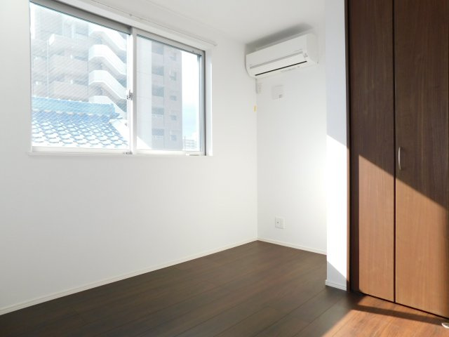 名古屋市中川区八熊２丁目の中古一戸建の洋室|◇３階洋室◇　　南面で明るい洋室約４．７帖　全居室収納完備！　エアコン付き　