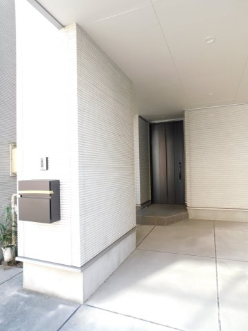名古屋市中川区八熊２丁目の中古一戸建の玄関|◇駐車場＆玄関ポーチ◇　　車を１台停めれるスペース兼玄関ポーチ♪　