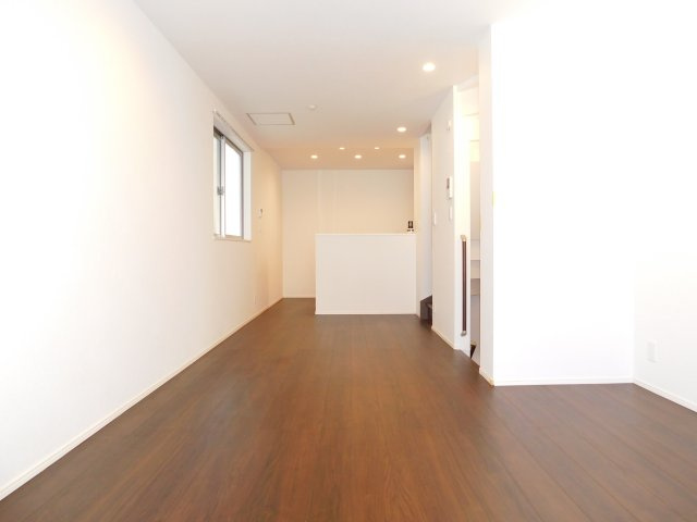 名古屋市中川区八熊２丁目の中古一戸建の居間・リビング|◇リビング◇　　広くて明るいリビング約１６．０帖　インテリアプランが考えやすいワイドなリビング♪　エアコン付き　