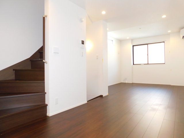 名古屋市中川区八熊２丁目の中古一戸建の居間・リビング|◇リビング◇　　広くて明るいリビング約１６．０帖　自然と家族との会話が増えるリビング階段！　エアコン付き　