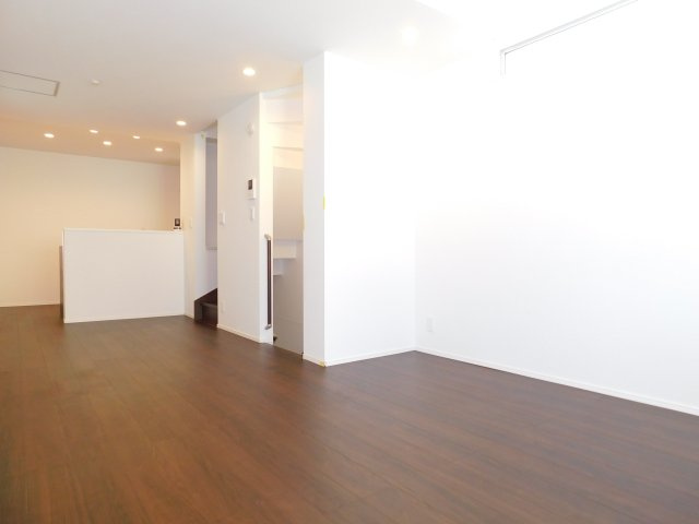 名古屋市中川区八熊２丁目の中古一戸建の居間・リビング|◇リビング◇　　広くて明るいリビング約１６．０帖　プライバシー性の高い２階リビング！　エアコン付き