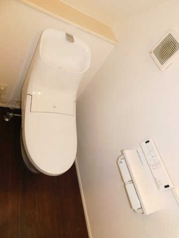名古屋市中川区八熊２丁目の中古一戸建のトイレ|◇トイレ◇　　ウォシュレット　リモコンパネル付き