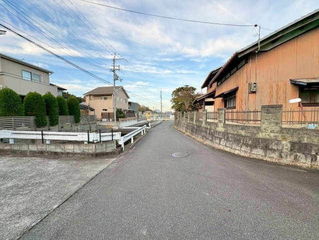 栗東市荒張　建築条件無し売土地の前面道路含む現地写真