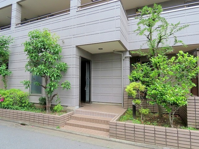 モアクレストのエントランス|宅配ボックス付き