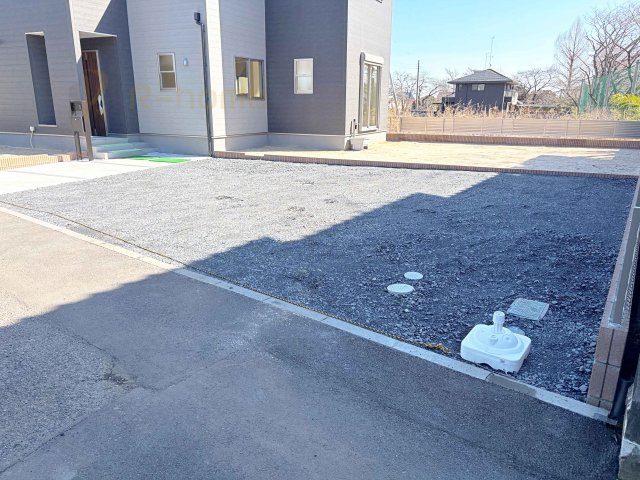 笠間市岩間駅西第3　新築戸建て　1号棟の駐車場|カースペースは3台完備。ゲスト用のスペースも確保できますね♪