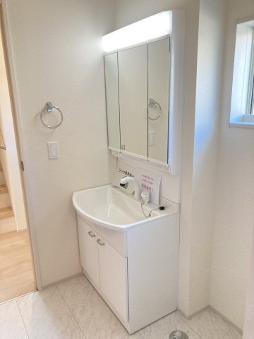 リーブルガーデンＳ第13吉岡町下野田　2号棟の独立洗面台|シャワー水栓付き洗面台で朝の身支度もバッチリです！
洗面台には収納スペースもあり洗面室もすっきり片付きますよ！