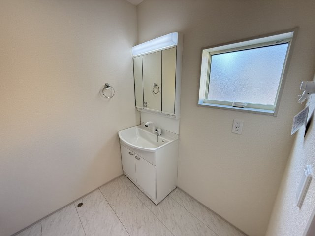 リーブルガーデンＳ第13吉岡町下野田　2号棟の独立洗面台|シャワー水栓付き洗面台で朝の身支度もバッチリです！
洗面台には収納スペースもあり洗面室もすっきり片付きますよ！