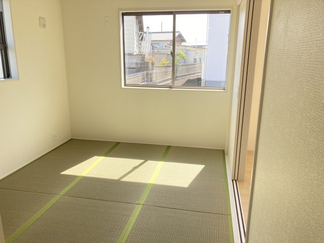 リーブルガーデンＳ第13吉岡町下野田　2号棟の和室|柔らかい畳が心地よい6.0帖の和室です。