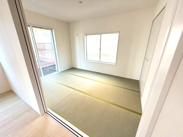 リーブルガーデンＳ第13吉岡町下野田　2号棟の和室|柔らかい畳が心地よい6.0帖の和室です。