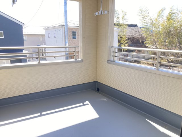 リーブルガーデンＳ第13吉岡町下野田　2号棟のバルコニー|人気のインナーバルコニーです！南向きで陽当たりも良好です！
急な雨でも洗濯物が濡れずに安心です☆