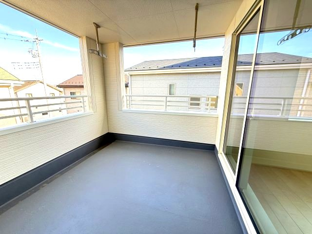 リーブルガーデンＳ第13吉岡町下野田　2号棟のバルコニー|人気のインナーバルコニーです！南向きで陽当たりも良好です！
急な雨でも洗濯物が濡れずに安心です☆