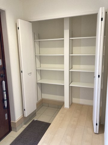 リーブルガーデンＳ第13吉岡町下野田　2号棟の玄関|収納もある玄関です！玄関もタイル敷なのでお掃除もしやすいですよ！