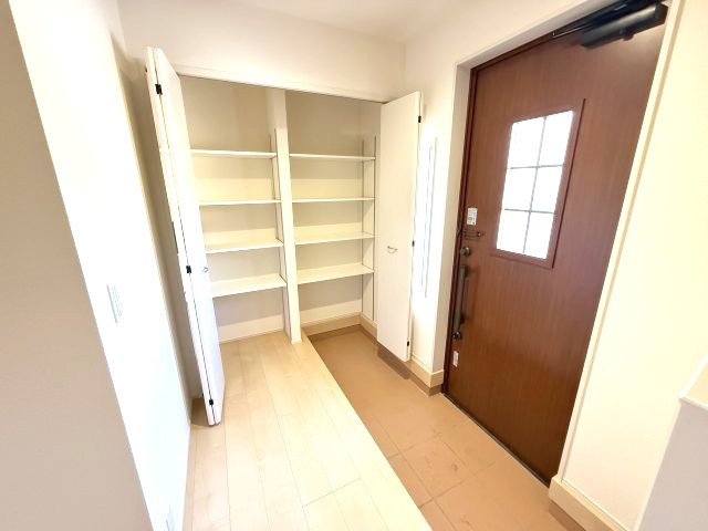 リーブルガーデンＳ第13吉岡町下野田　2号棟の玄関|収納もある玄関です！玄関もタイル敷なのでお掃除もしやすいですよ！