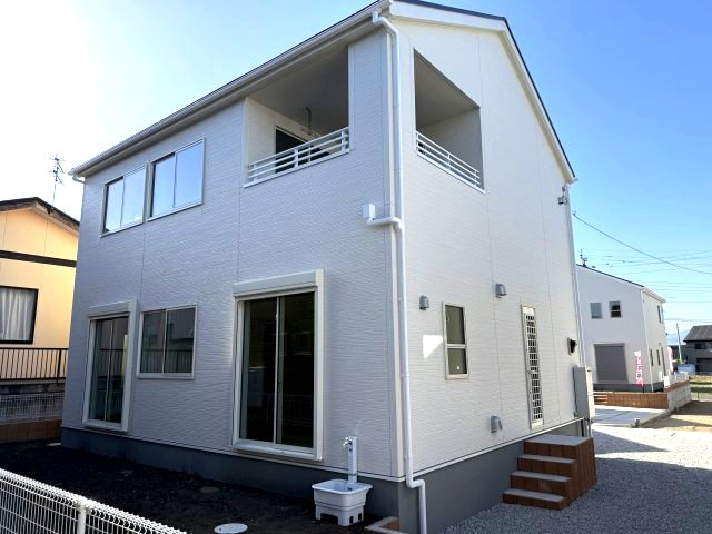 リーブルガーデンＳ第13吉岡町下野田　2号棟の外観|南面からの外観です。シンプルで飽きのこないデザインです♪