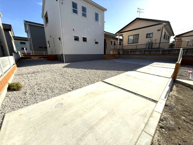 リーブルガーデンＳ第13吉岡町下野田　2号棟の駐車場|駐車場もキレイに整備されています。３台駐車可能です。