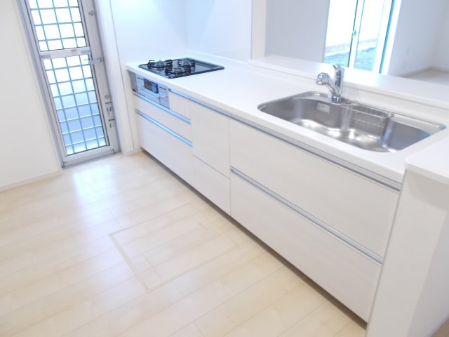 リーブルガーデンＳ第13吉岡町下野田　2号棟のキッチン|人気のカウンターキッチン採用です☆
コンロも３口ご用意しています！調理スペースも広くストレスなくお料理できます。
浄水器つきなので美味しいお水も飲めますよ♪