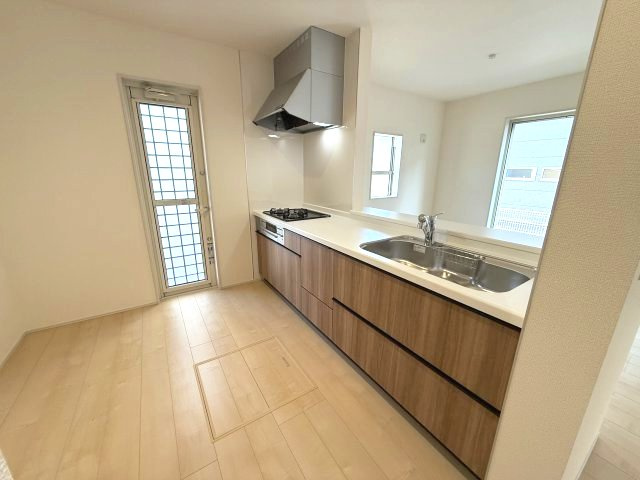 リーブルガーデンＳ第13吉岡町下野田　2号棟のキッチン|人気のカウンターキッチン採用です☆便利な勝手口付き！
コンロも３口ご用意しています！調理スペースも広くストレスなくお料理できます。
浄水器つきなので美味しいお水も飲めますよ♪