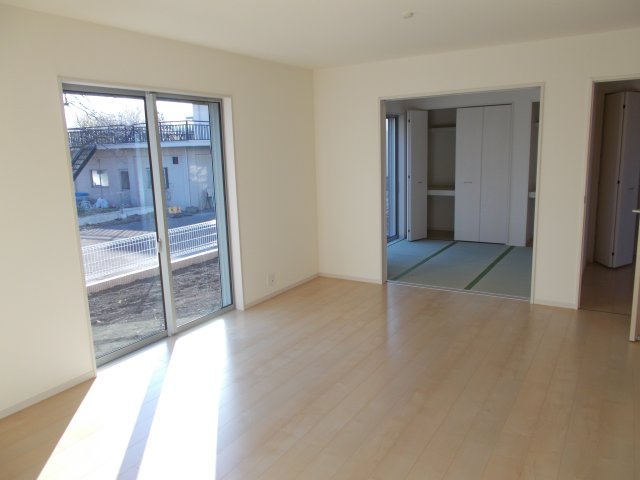 リーブルガーデンＳ第13吉岡町下野田　2号棟の居間・リビング|人気の対面式キッチンを配した空間はお好みの家具も合わせやすく、家族がくつろぐ快適な空間造りをサポート。窓からは明るい陽光が差し込みます。