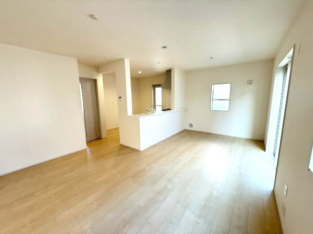 リーブルガーデンＳ第13吉岡町下野田　2号棟の居間・リビング|人気の対面式キッチンを配した空間はお好みの家具も合わせやすく、家族がくつろぐ快適な空間造りをサポート。窓からは明るい陽光が差し込みます。