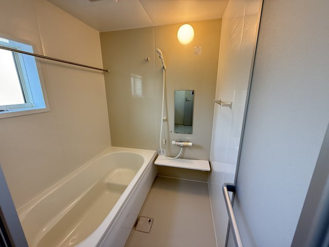 リーブルガーデンＳ第13吉岡町下野田　2号棟の浴室|１坪タイプのフルオートバスです！
足を延ばして入れる広さなので一日の疲れも癒されますよ♪
室内物干しや浴室乾燥機もあるのでお天気の悪い日にはランドリースペースとしてもご利用できます！