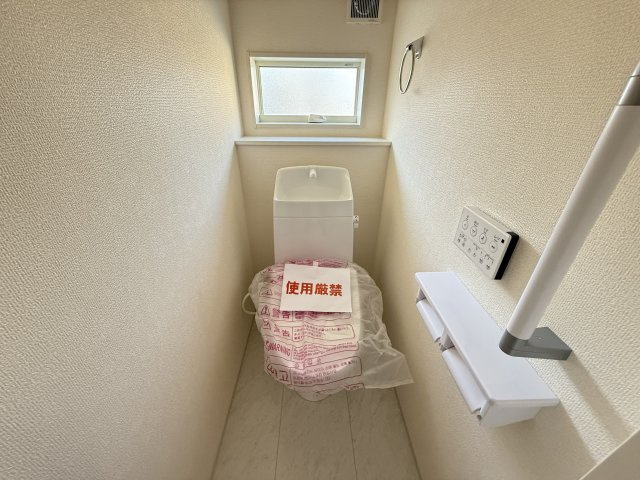 リーブルガーデンＳ第13吉岡町下野田　2号棟のトイレ|1階トイレです。清潔感のある白を基調としています。
温水洗浄・便座暖房機能の付いた快適なトイレです☆