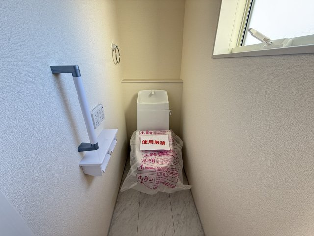 リーブルガーデンＳ第13吉岡町下野田　2号棟のトイレ|2階トイレです。清潔感のある白を基調としています。