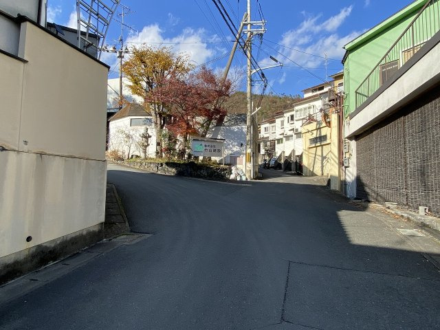 大北山原谷乾町 中古戸建の前面道路含む現地写真