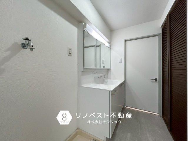 シャルマンコーポ枚岡公園 F棟の独立洗面台|三面鏡付き独立洗面台。
スキンケア用品などがたくさん置けそうなスペースも嬉しい♪