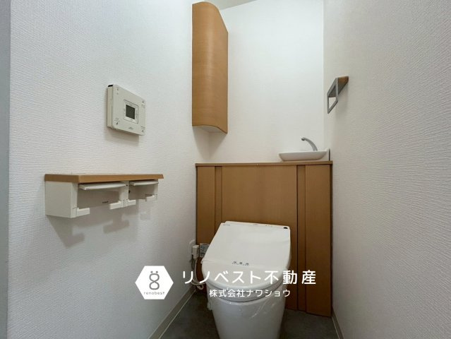 シャルマンコーポ枚岡公園 F棟の浴室|足がしっかり伸ばせそうな広々とした浴槽。
小窓付きで換気もバッチリ◎