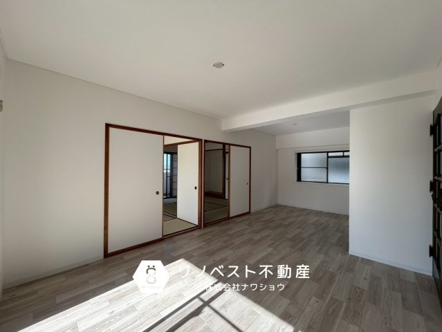 シャルマンコーポ枚岡公園 F棟の洋室|約5.5帖の洋室。
大容量の収納付きで、部屋もスッキリ片付きます◎