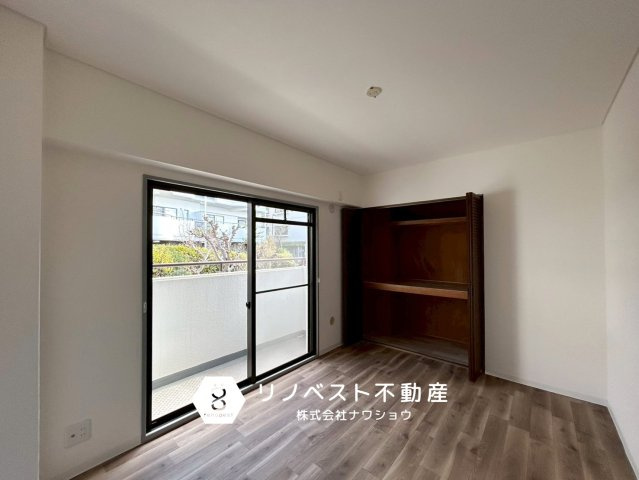 シャルマンコーポ枚岡公園 F棟の洋室|約5帖の洋室。
南向きにつき日当たり・通風良好◎