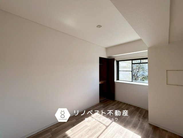 シャルマンコーポ枚岡公園 F棟の和室|約6帖の和室。
2面がバルコニーに面しており眺望もバッチリです◎