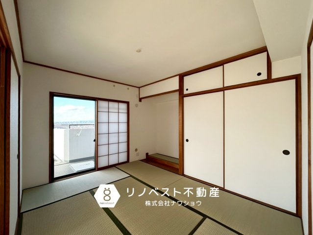 シャルマンコーポ枚岡公園 F棟のキッチン|半個室間のあるキッチンで料理に集中したい方におすすめ◎
バルコニーへの出入りも可能です◎