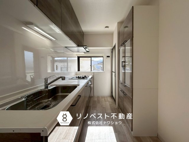 シャルマンコーポ枚岡公園 F棟のキッチン|調理器具がスッキリ収納できそうな大容量収納付き◎