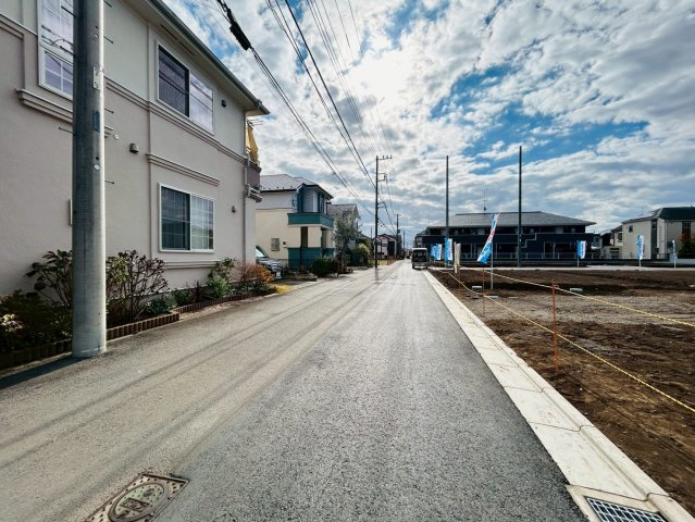 プレスティア昭島　宅地分譲全10区画売地　昭島市宮沢町　3号区　建築条件なしの前面道路含む現地写真|アスファルト整備された道路は通行も安心♪