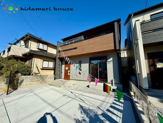 伊奈町中央4丁目　新築戸建　ブルーミング01の前面道路含む現地写真