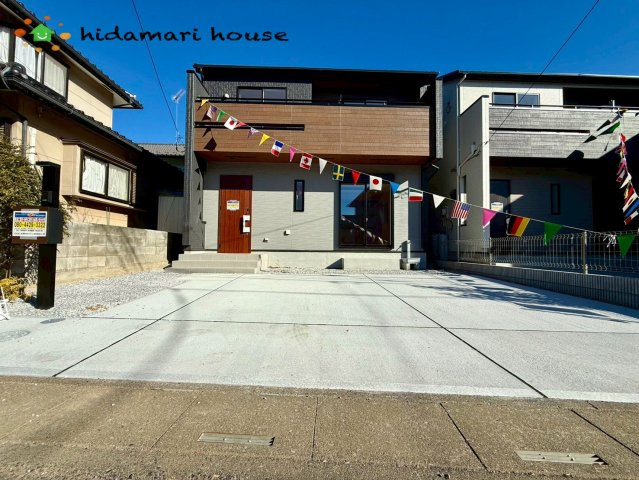 伊奈町中央4丁目　新築戸建　ブルーミング01の前面道路含む現地写真